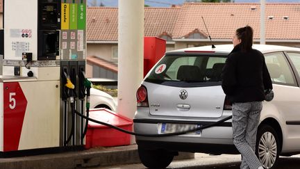 Une station-service dans la ville du Péage-de-Roussillon (Isère), le 15 mars 2022.&nbsp; (ROMAIN DOUCELIN / HANS LUCAS / AFP)