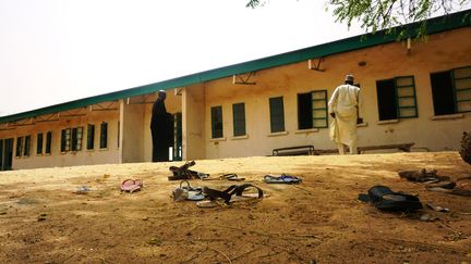 Des sandales abandonnées, le 22 février 2018, devant l'école de filles&nbsp;à&nbsp;Dapchi (Nigeria). (AMINU ABUBAKAR / AFP)