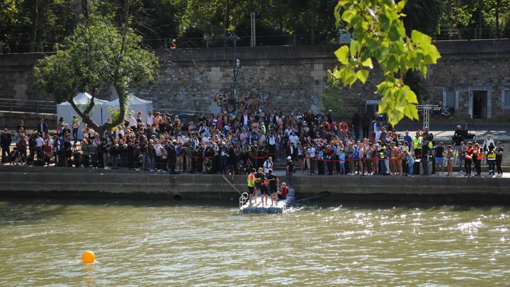 Anne Hidalgo, Tony Estanguet, Marc Guillaume et Pierre Rabadan posent pour les journalistes avant de se baigner dans la Seine à Paris, le 17 juillet 2024. (GABRIEL JOLY)