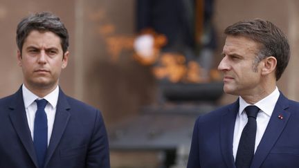 De gauche à droite : Gabriel Attal, Premier ministre et Emmanuel Macron, président de la République, lors du 84e anniversaire de l'appel du 18 juin 1940, au Mont-Valérien, le 18 juin 2024. (LUDOVIC MARIN / POOL)