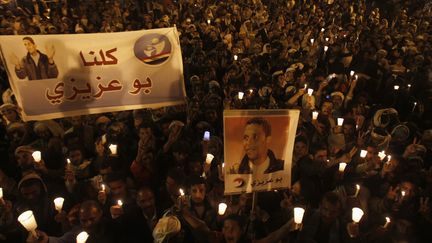 Des Y&eacute;m&eacute;nites c&eacute;l&egrave;brent le premier anniversaire de la mort de Mohamed Bouazizi, vendeur tunisien dont l'immolation a d&eacute;clench&eacute; le printemps arabe, le 17 d&eacute;cembre 2011 &agrave; Sanaa (Y&eacute;men).&nbsp; (KHALED ABDULLAH / REUTERS)