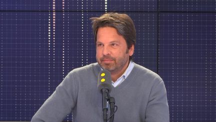 Aux manettes de l'émission "Non élucidé", Arnaud Poivre d'Arvor revisite des affaires criminelles non résolues. (FRANCEINFO / RADIOFRANCE)