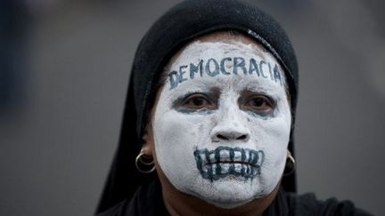 « Démocratie », peut-on lire sur le front de cette Mexicaine qui manifeste contre le résultat de la présidentielle. (YURI CORTEZ / AFP)