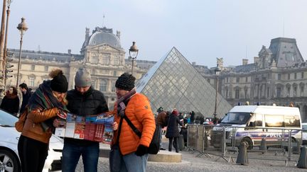 Des touristes à Paris, le 30 décembre 2016 (BRUNO LEVESQUE / MAXPPP)