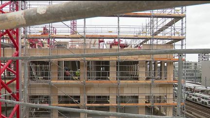 Une enquête de l'organisation SOS Racisme révèle que la discrimination à l'embauche sévit toujours en France, notamment dans le milieu du bâtiment. L'organisation a ciblé plusieurs agences d'intérim du secteur. (CAPTURE ECRAN FRANCE 2)