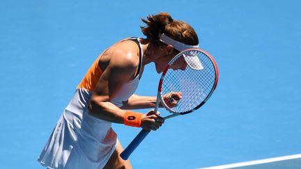 La Française Alizé Cornet&nbsp;lors de sa victoire contre la&nbsp;numéro trois mondiale, Garbine Muguruza, au deuxième tour de l'Open d'Australie, le 20 janvier 2022 à Melbourne. (WILLIAM WEST / AFP)