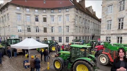 À moins d'une semaine de l'ouverture du Salon de l'agriculture, les agriculteurs maintiennent la pression sur le gouvernement. Des actions ont toujours lieu localement contre certaines grandes surfaces. (France 2)