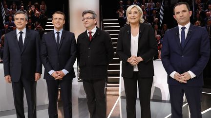 Cinq des candidats à l'élection présidentielle – François Fillon, Emmanuel Macron, Jean-Luc Mélenchon, Marine Le Pen et Benoît Hamon – sur le plateau de TF1, le 20 mars 2017. (PATRICK KOVARIK / AFP)