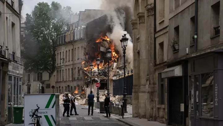 Mercredi 21 juin, peu avant 17h, une puissante explosion a secoué la rue Saint-Jacques dans le 5e arrondissement. (ABDULMONAM EASSA / AFP)