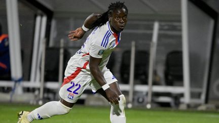 Tabitha Chawinga avec le ballon, le 5 octobre 2024, contre Montpellier en D1 au stade Marcel-Verchère de Bourg-en-Bresse. (CATHERINE AULAZ / MAXPPP)