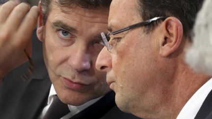 Le pr&eacute;sident Fran&ccedil;ois Hollande et le ministre du Redressement productif, Arnaud Montebourg, &agrave; Cherbourg (Manche), le 30 septembre 2013.&nbsp; (PHILIPPE WOJAZER / REUTERS )