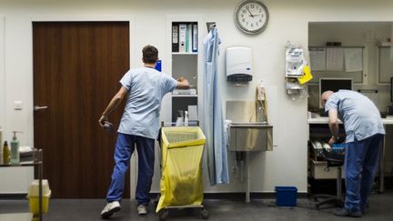 Aux urgences de l'H&ocirc;tel-Dieu,&nbsp;&agrave; Paris, le 31 mai 2013.&nbsp;Pr&egrave;s de 6 000 m&eacute;decins int&eacute;rimaires seraient employ&eacute;s quotidiennement dans les h&ocirc;pitaux publics fran&ccedil;ais. Les urgences font partie des services qui ont le plus recours &agrave; ces professionnels. (FRED DUFOUR / AFP)