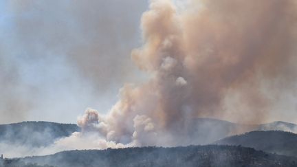 Grimaud (Var) en flammes, le 17 août 2021. (VALERY HACHE / AFP)