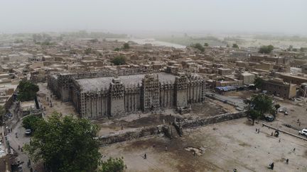 La Grande mosquée de Djenné au centre du Mali, classée patrimoine mondial par l'UNESCO, le jour de la cérémonie annuelle de crépissage, le 28 avril 2019. (MICHELE CATTANI / AFP)