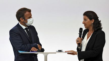 Agnès Buzyn et Emmanuel Macron en septembre 2021. L'ancienne ministre de la Santé&nbsp;est alors envoyée du directeur général de l'Organisation mondiale de la santé (OMS) pour les affaires multilatérales. (LUDOVIC MARIN / AFP)