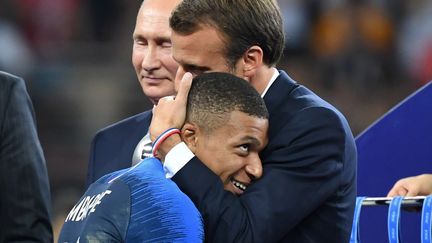 Emmanuel Macron et Kylian Mbappé après la finale de la Coupe du monde, à Moscou (Russie), le 15 juillet 2018. (KIRILL KUDRYAVTSEV / AFP)