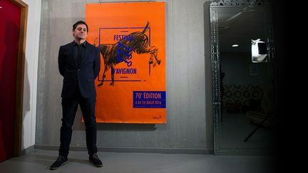 Olivier Py devant l'affiche du Festival d'Avignon le 24 mars 2016
 (BERTRAND LANGLOIS / AFP)