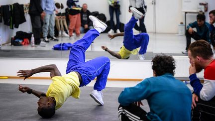 Le b-boy Dany Dann s'entraîne devant les autres athlètes du groupe France de l'Insep, le 28 septembre 2022. (ANNE-CHRISTINE POUJOULAT / AFP)