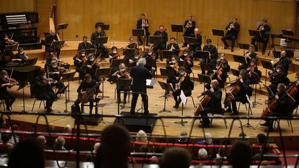 L'Orchestre de Douai (dirigé par&nbsp;Jean-Jacques Kantorow) et le guitariste Thibault Cauvin en concert le 13 octobre 2020. (FRANCOIS GREUEZ / SIPA)