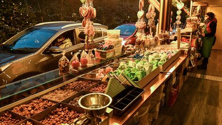 Un marché de Noël drive, à Landshut, dans le sud de l'Allemagne, le 26 novembre 2020. (CHRISTOF STACHE / AFP)