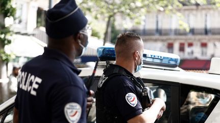 Des policiers lors de la "Marche des libertés" organisée par plusieurs organisations, associations et syndicats à Paris, le 12 juin 2021. (SAMEER AL-DOUMY / AFP)