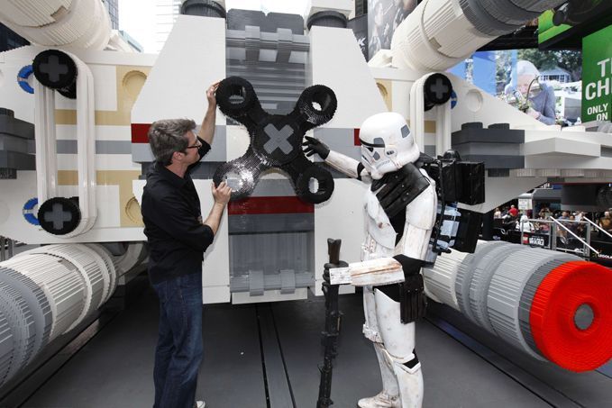 Inspection du X-Wing StarFighter en Lego.
 (Amy Sussman/AP/SIPA)