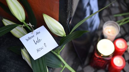 Hommage à David Bowie devant l'ancienne résidence de l'artiste à Berlin (Allemagne), le 11 janvier 2016.&nbsp; (JENS KALAENE / DPA / AFP)