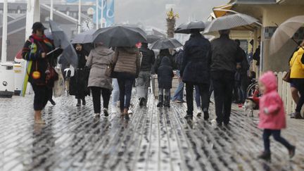 La pluie tombe sur la promenade de Deauville (Calvados), le 30 avril 2017. (LUDOVIC MARIN / AFP)