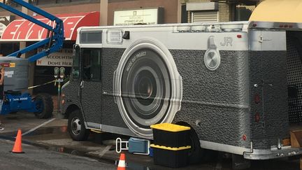 Le camion photographique de JR à Dallas
 (Michael Mathes / AFP)