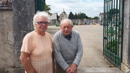 Geneviève, l'épouse de l'ancien garde-champêtre, accompagnée de Kléber Cousin, maire de Suèvres en 1987, devant le cimetière communal, le 14 juin 2018. (FARIDA NOUAR / RADIO FRANCE)