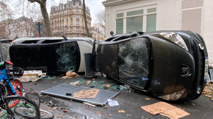 Des voitures retournées et caillassées après de violents affrontements en marge du rassemblement en hommage aux trois victimes kurdes de l'attaque à Paris, le 24 décembre 2022. (ALEXANDRA LAY / FRANCE TÉLÉVISIONS)