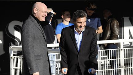 Le président de la Fédération française de rugby (FFR) Bernard Laporte (à gauche) parle avec le président français de Montpellier Mohed Altrad avant un match du Top 14, le 19 février 2017, au stade Altrad à Montpellier. (FRANCK PENNANT / AFP)