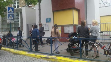 &nbsp; (Des parents devant l'école maternelle Liberté à Pantin © RF/ Nicolas Mathias)