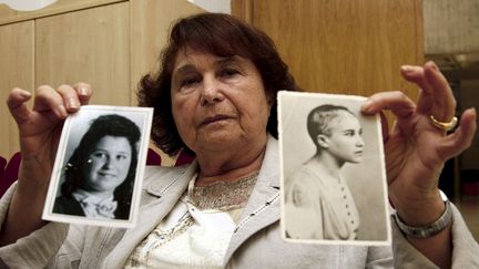 Ida Grinspan tient des photos d'elle-même pendant sa déportation à&nbsp;Auschwitz, à l'université d'Alicante (Espagne) le 14 octobre 2009. (MAXPPP)