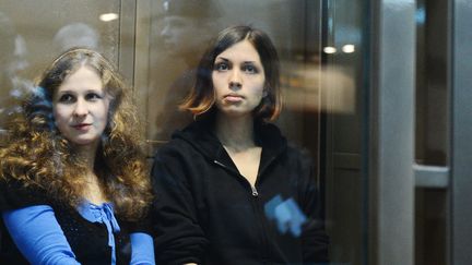 Maria Alekhina&nbsp;(G) et Nadejda Tolokonnikova, du groupe Pussy Riot, lors du proc&egrave;s qui a confirm&eacute; leur peine de deux ans de camp, le 10 octobre 2012, &agrave; Moscou (Russie). (NATALIA KOLESNIKOVA / AFP)