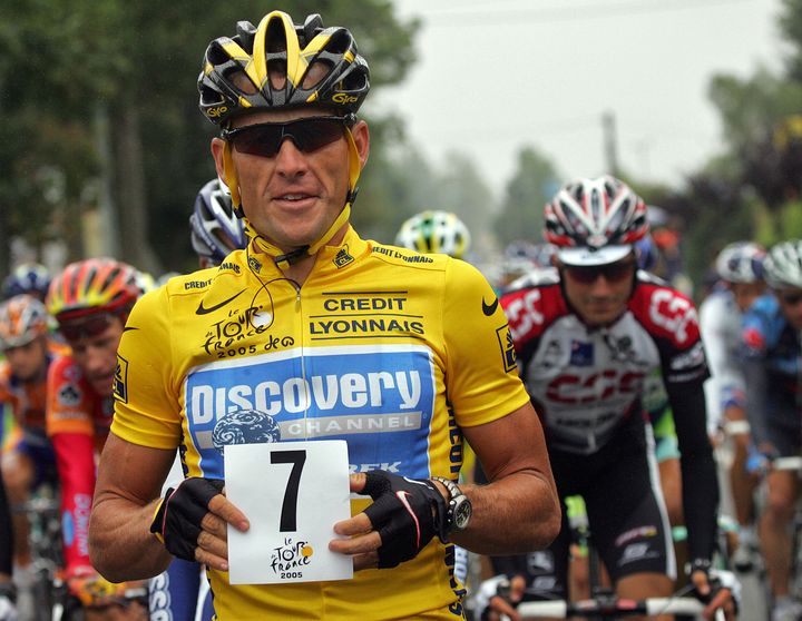 Lance Armstrong f&ecirc;te &agrave; sa mani&egrave;re ses sept victoire sur le Tour de France lors de la 21e &eacute;tape de la 82e &eacute;dition du Tour de France, &agrave; Paris le 24 juillet 2005. Sa destitution pourrait donc faire des heureux parmi ses concurrents de l'&eacute;poque. (JOEL SAGET / AFP)