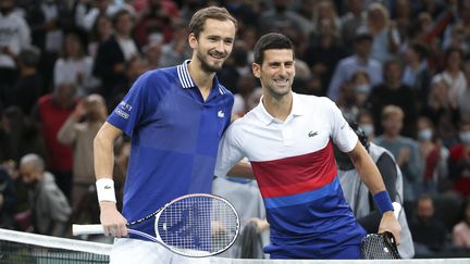 Daniil Medvedev et Novak Djokovic avant la finale du Masters 1000 de Paris-Bercy, le 7 novembre 2021. (JEAN CATUFFE / DDPI via AFP)