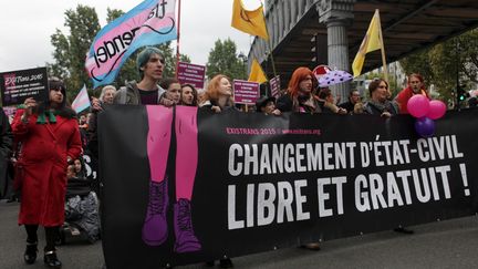 Le cortège de l'Existrans, une marche annuelle pour les droits des personnes trans et intersexe,&nbsp;à Paris, le 17 octobre 2015. (VINCENT PALMIER / AFP)