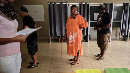 Des électeurs dans un bureau de vote de Nouméa (Nouvelle-Calédonie), pour le premier tour des élections municipales, le 15 mars 2020. (THEO ROUBY / AFP)