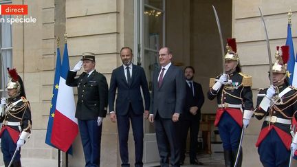 Edouard Philippe et Jean Castex sur le perron de Matignon vendredi 3 juillet 2020 à Paris. (FRANCEINFO)