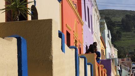 Des résidents dans le quartier historique de Bo-Kaap, dans le centre-ville du Cap, le 25 juillet 2018. (RODGER BOSCH / AFP)