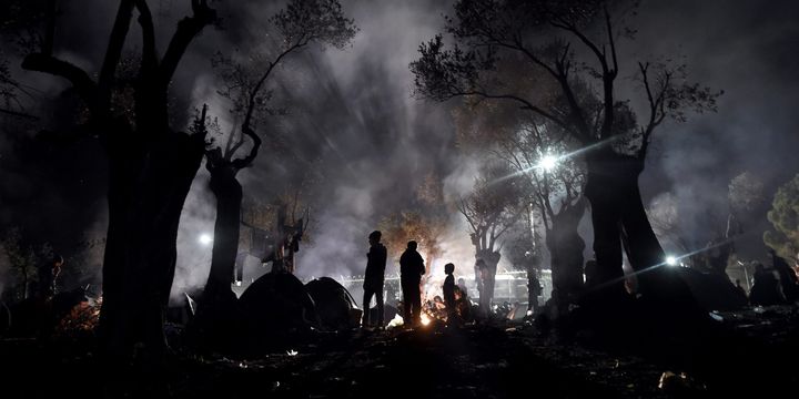 Des migrants passent la nuit dans un champ avant de s’enregistrer au « hot spot » de Moria, sur l’île grecque de Lesbos. 9 novembre 2015.
 (Aris Messinis / AFP)