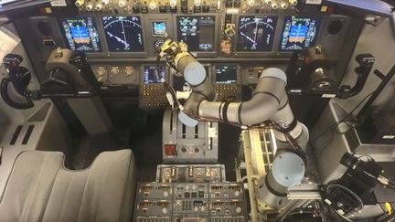 Le bras robotisé Alias actionne les commandes&nbsp;de vol comme un pilote humain (Aurora)