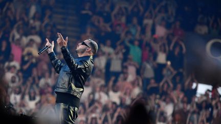 DJ Snake sur la scène du Parc des Princes le 11 juin 2022. (JULIEN DE ROSA / AFP)