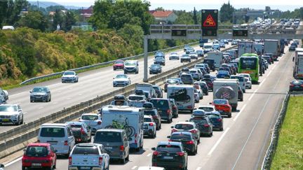 Cars are stopped in a traffic jam on the A7 motorway near Valence (Auvergne-Rhône-Alpes), on July 8, 2023. (NICOLAS GUYONNET / HANS LUCAS / AFP)