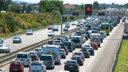 Les voitures sont arrêtées dans un embouteillage sur l'autoroute A7 à proximité de Valence (Auvergne-Rhône-Alpes), le 8 juillet 2023. (NICOLAS GUYONNET / HANS LUCAS / AFP)