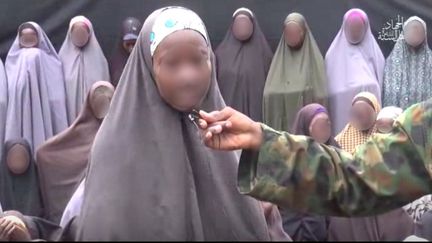 Capture d'écran, floutée, de la vidéo YouTube diffusée dimanche 14 août 2016 par&nbsp;Boko Haram ou des jeunes filles&nbsp;présentées comme des lycéennes enlevées par le groupe islamiste en avril 2014 à Chibok (Nigeria).&nbsp; (YOUTUBE / FRANCETV INFO)