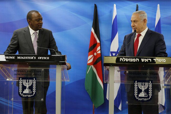 Le Premier ministre israëlien Benyamin Netanyahu avec le président kenyan Uhuru Kenyatta, lors de sa visite en Israël le 23 février 2016. (Photo AFP/Amir Cohen)