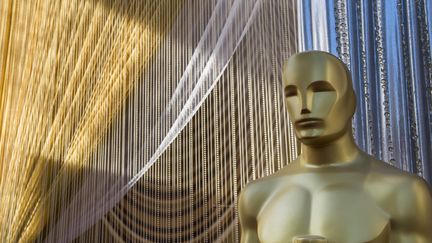 Une statur des Oscars sur le tapis rouge lors de la 92e cérémonie des Oscars à Hollywood (Californie, Etats-Unis), le 8 février 2020. (MARK RALSTON / AFP)