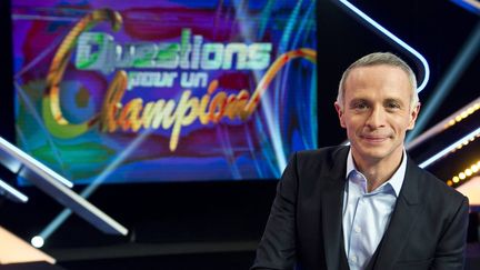 Samuel Etienne sur le plateau de "Questions pour un champion", le 18 février 2016. (MAXPPP)